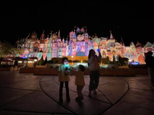 ディズニーランドで記念撮影